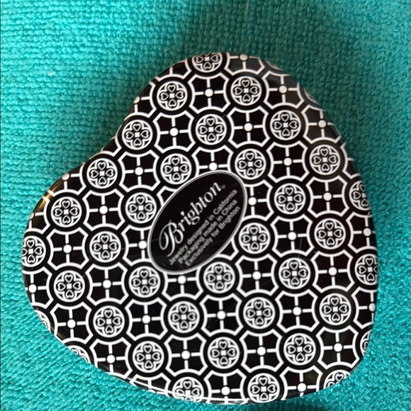 Vintage Brighton Charm bracelet with tin. 26 charms. 7.5 inches. - Picture 6 of 16